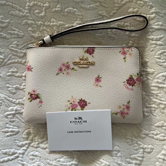 Coach Handbags - NWOT COACH Wristlet